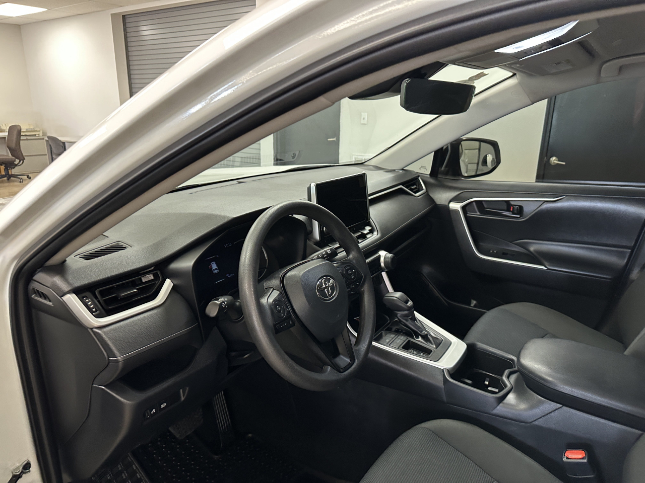 Toyota RAV4 LE FWD (Natl) 2023