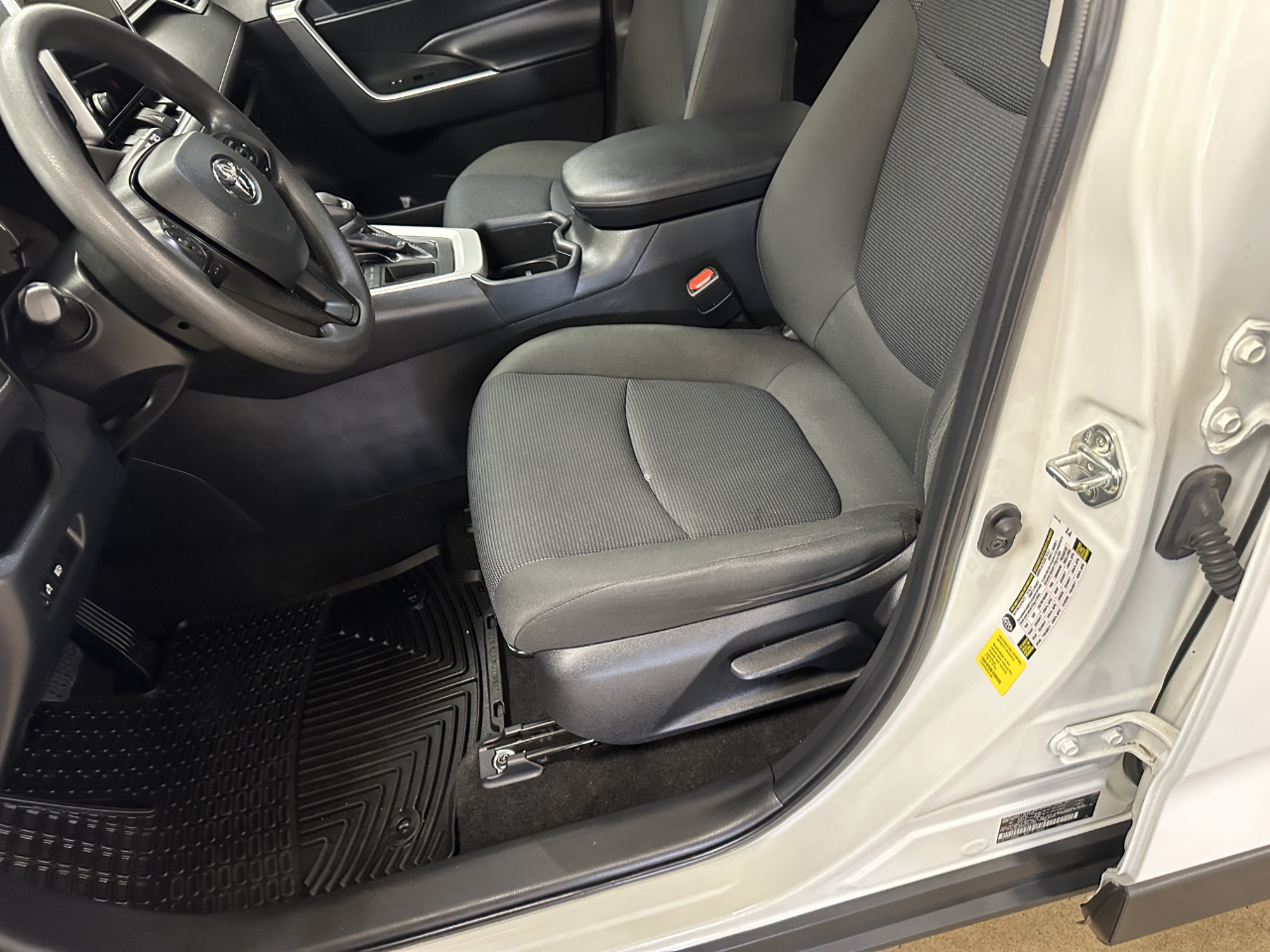 Toyota RAV4 LE FWD (Natl) 2023