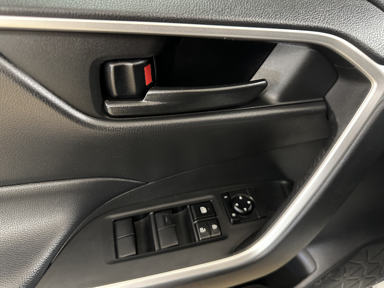 Toyota RAV4 LE FWD (Natl) 2023