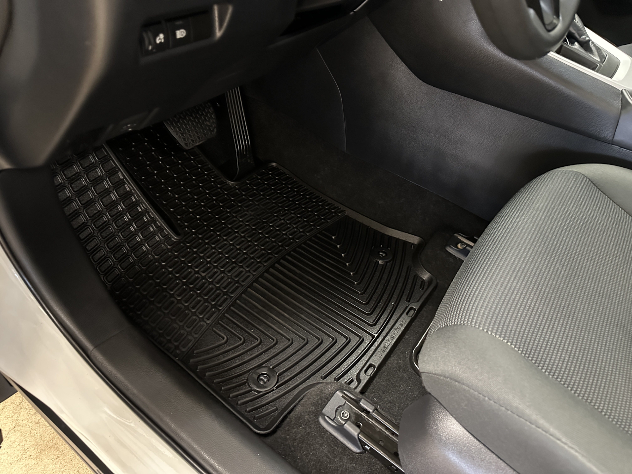 Toyota RAV4 LE FWD (Natl) 2023