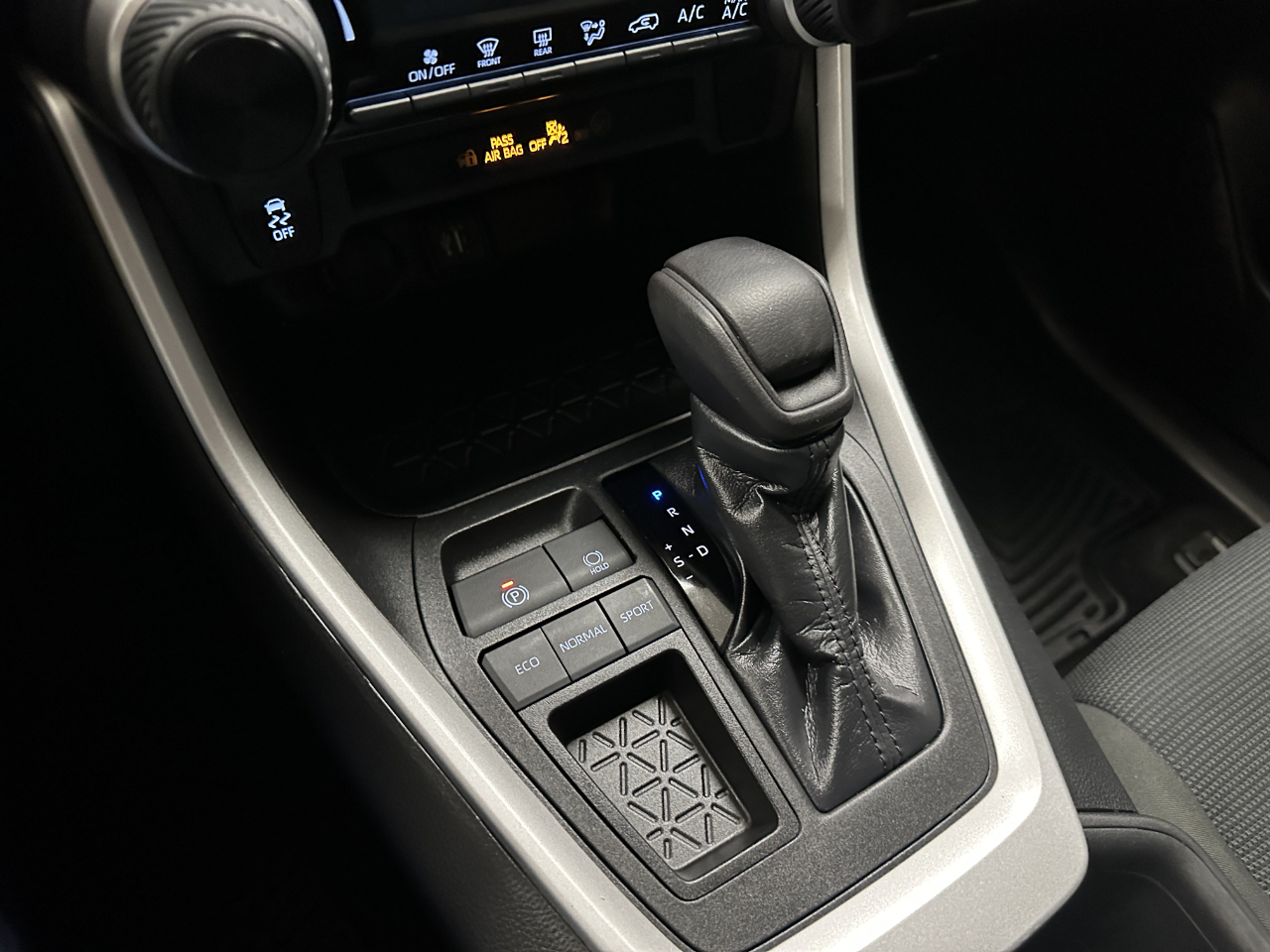 Toyota RAV4 LE FWD (Natl) 2023