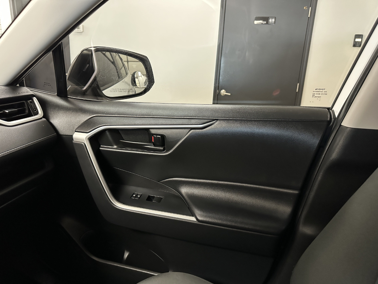 Toyota RAV4 LE FWD (Natl) 2023