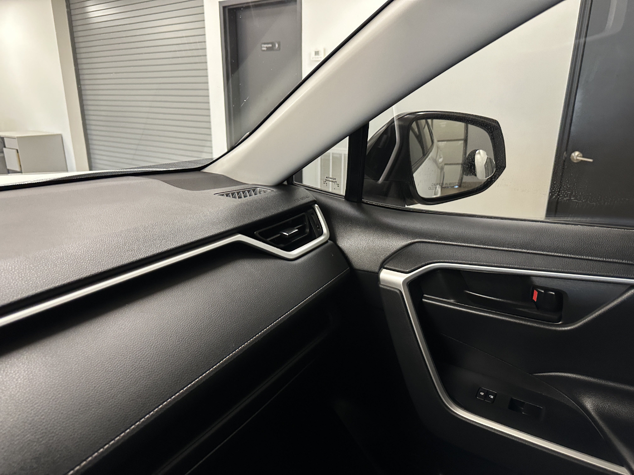 Toyota RAV4 LE FWD (Natl) 2023