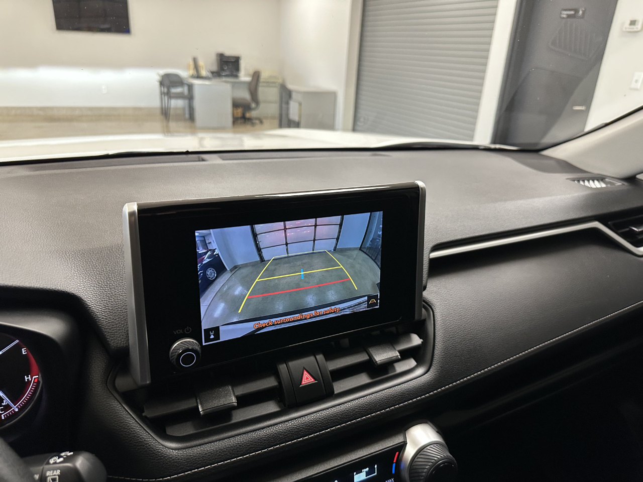 Toyota RAV4 LE FWD (Natl) 2023