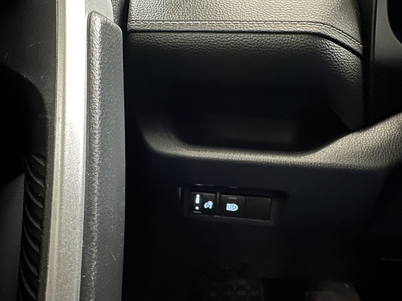 Toyota RAV4 LE FWD (Natl) 2023