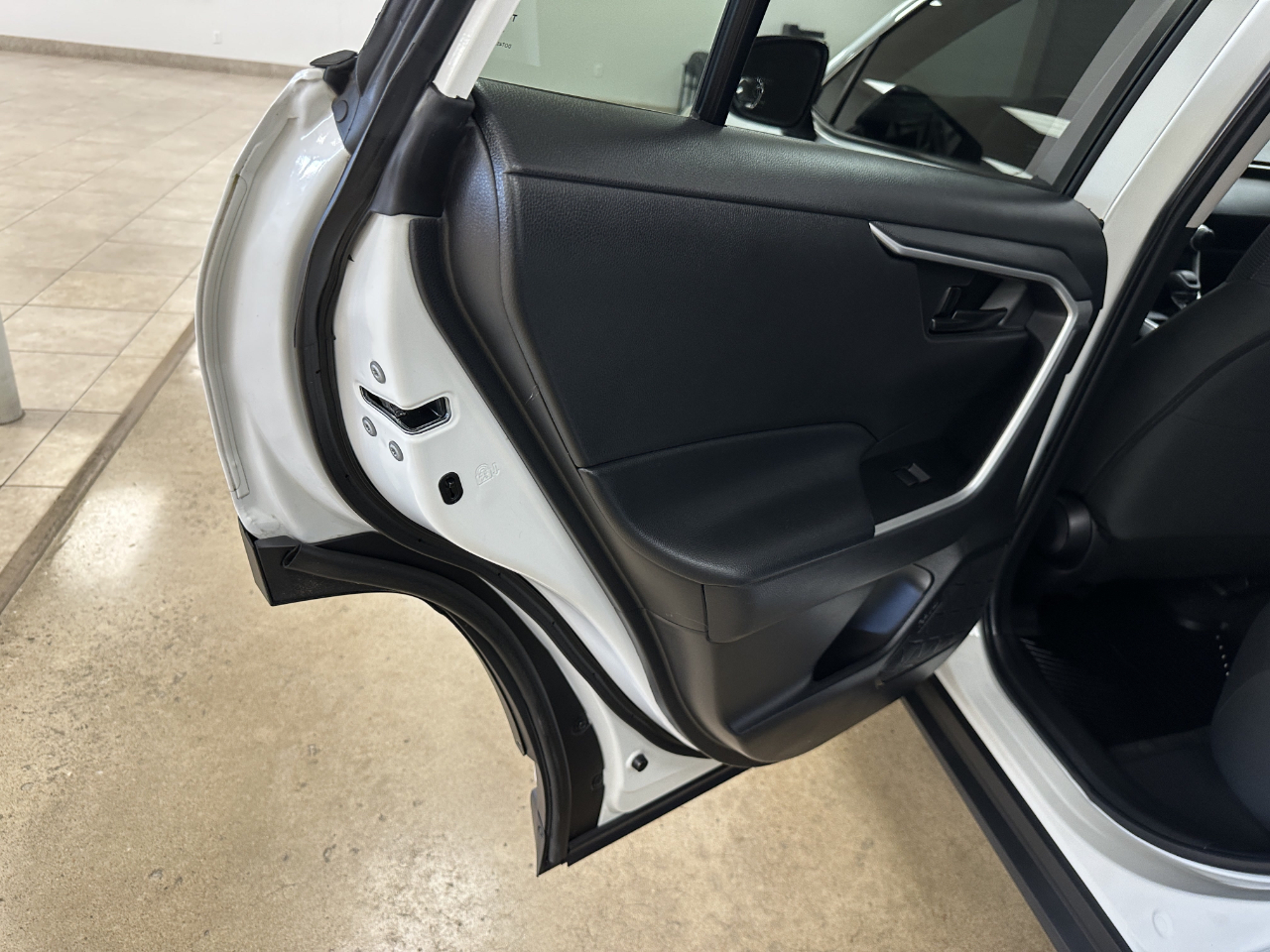 Toyota RAV4 LE FWD (Natl) 2023