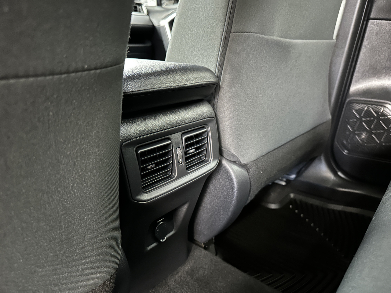 Toyota RAV4 LE FWD (Natl) 2023