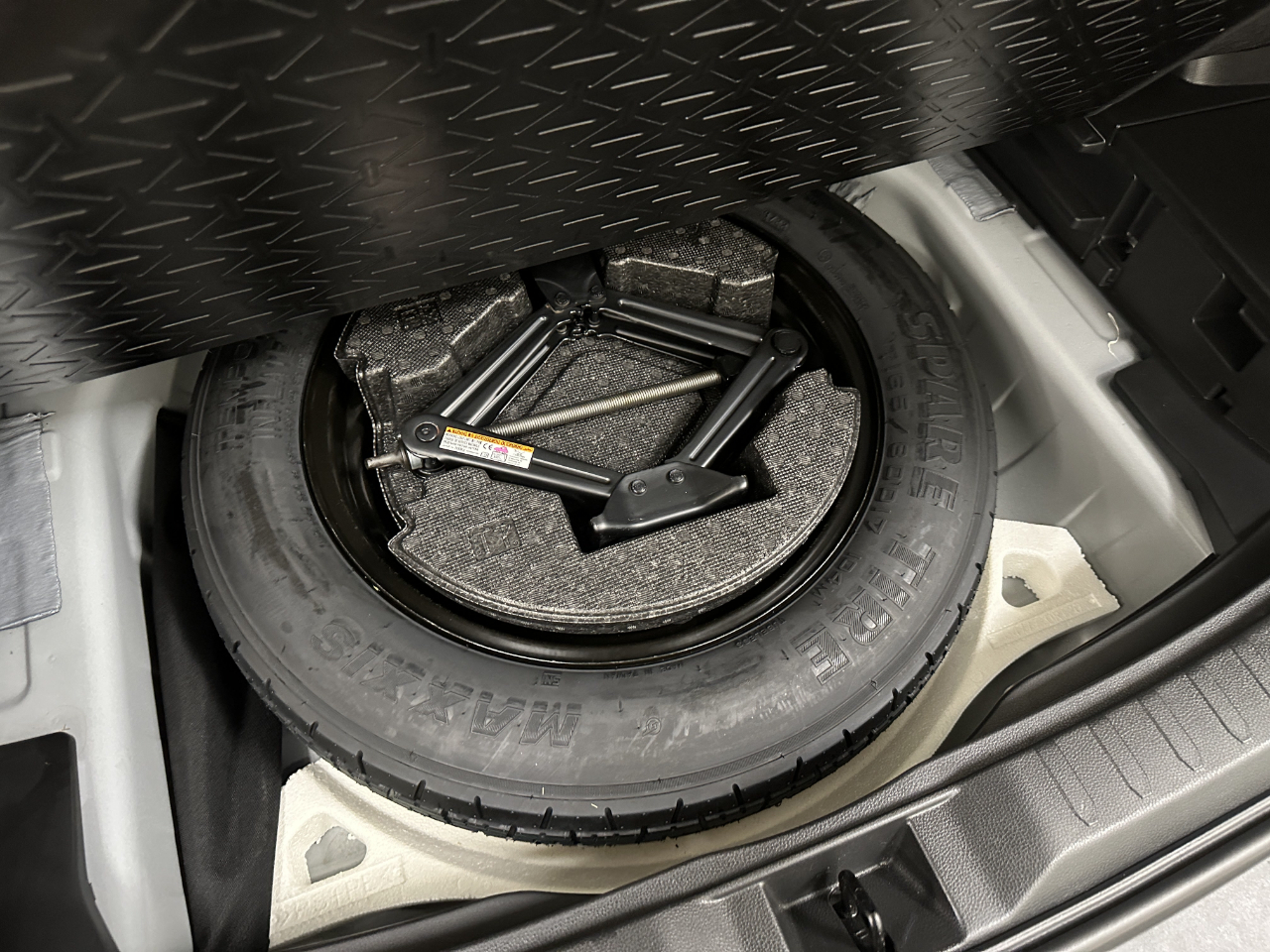 Toyota RAV4 LE FWD (Natl) 2023