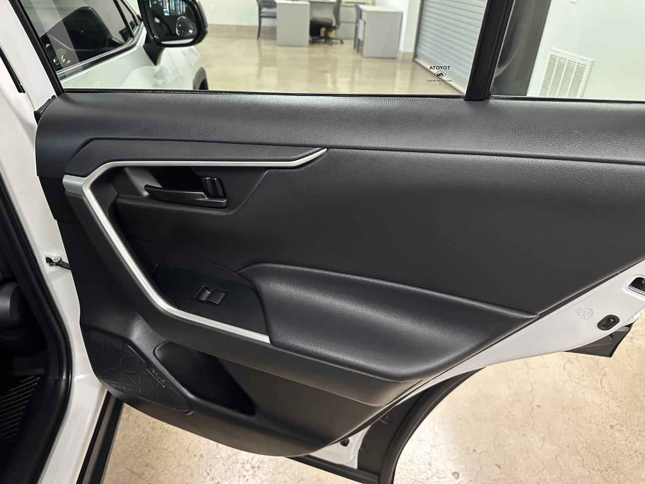 Toyota RAV4 LE FWD (Natl) 2023