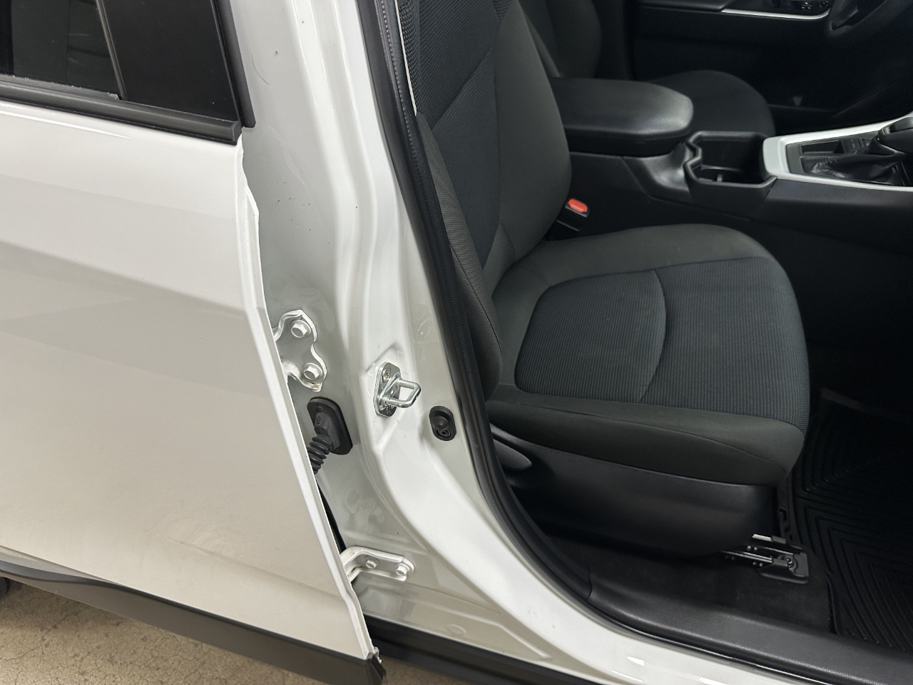 Toyota RAV4 LE FWD (Natl) 2023