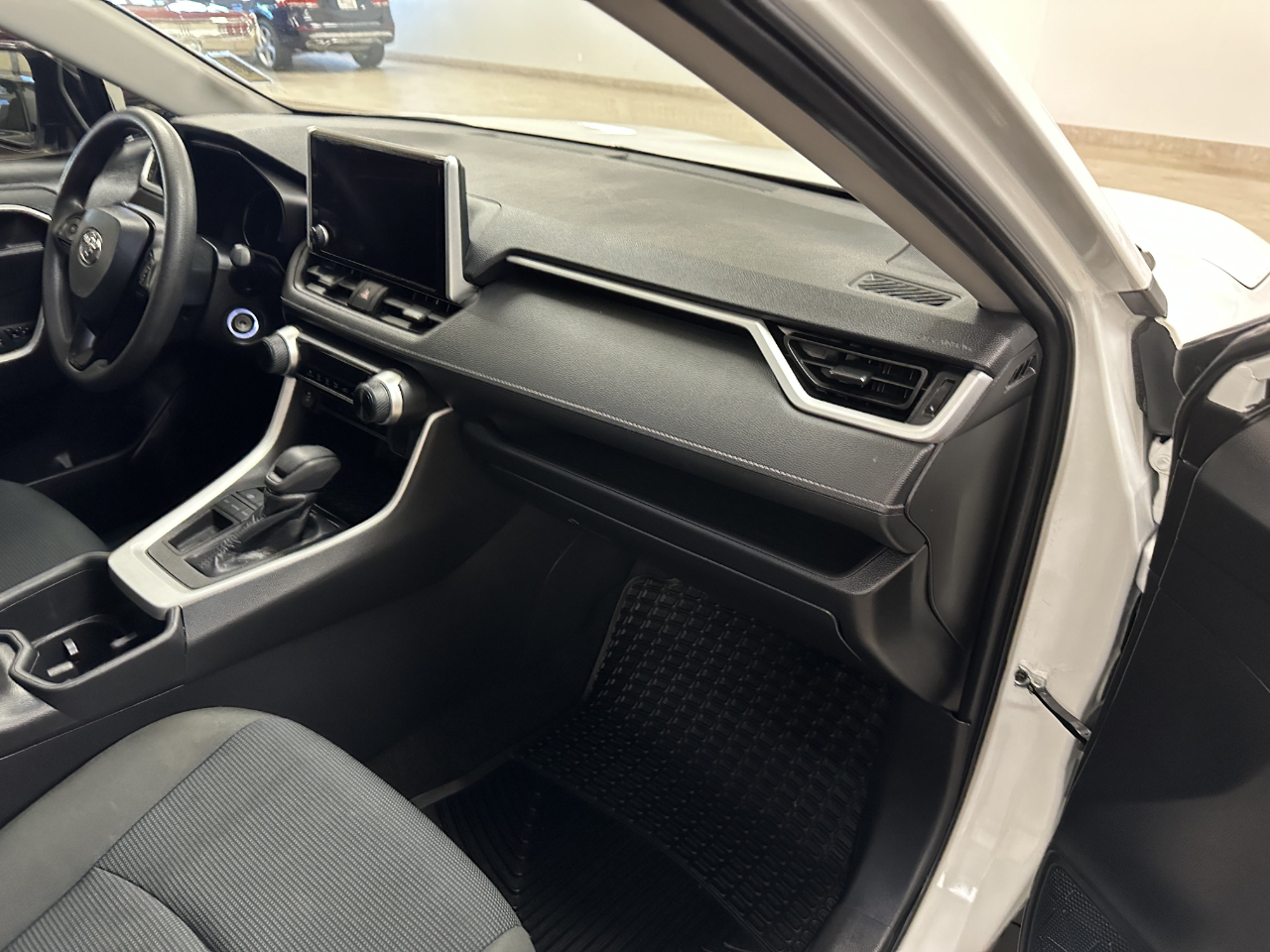 Toyota RAV4 LE FWD (Natl) 2023