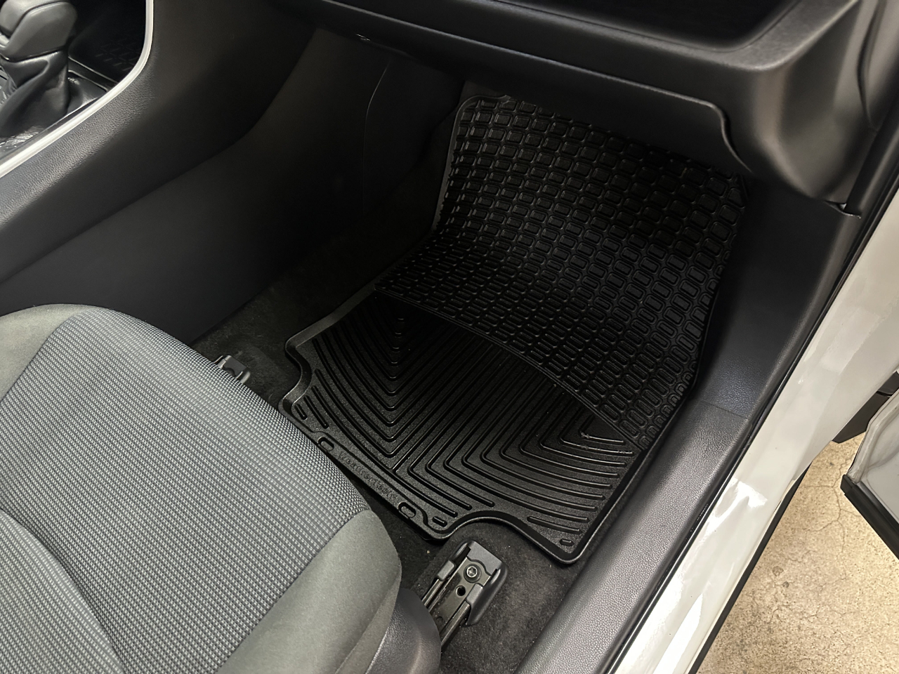 Toyota RAV4 LE FWD (Natl) 2023