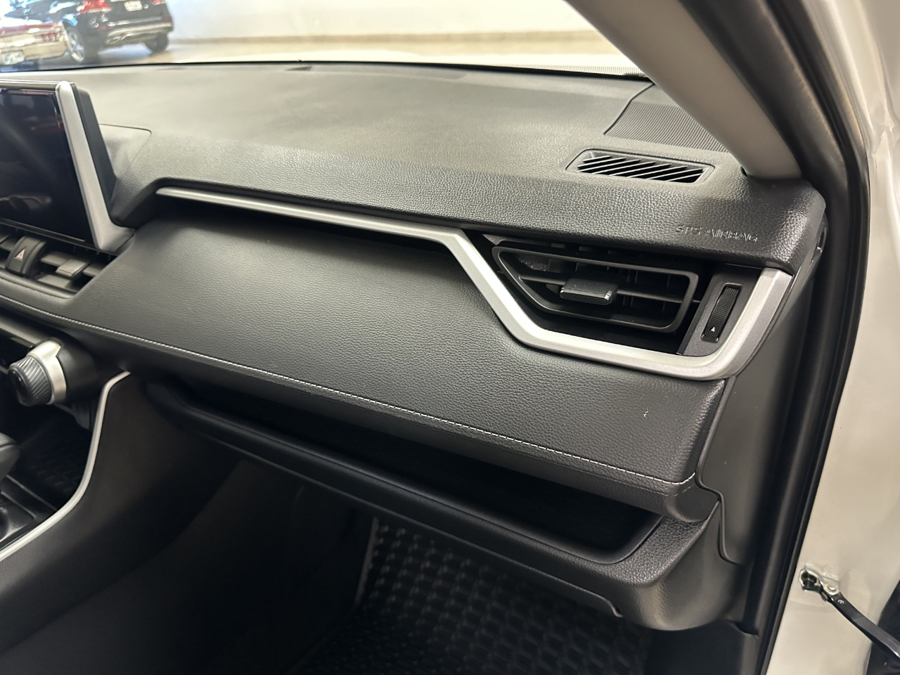 Toyota RAV4 LE FWD (Natl) 2023