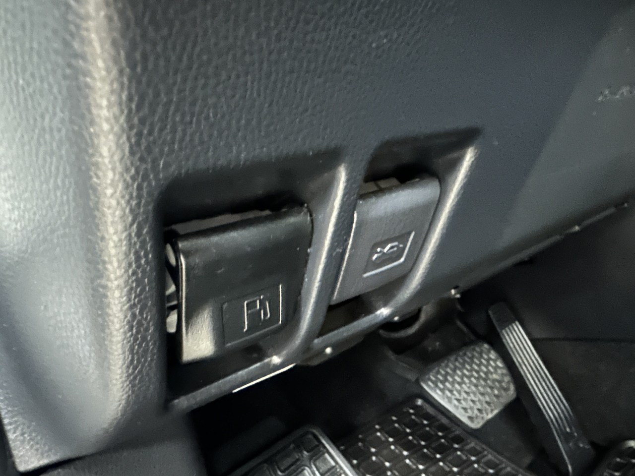 Toyota RAV4 LE FWD (Natl) 2023