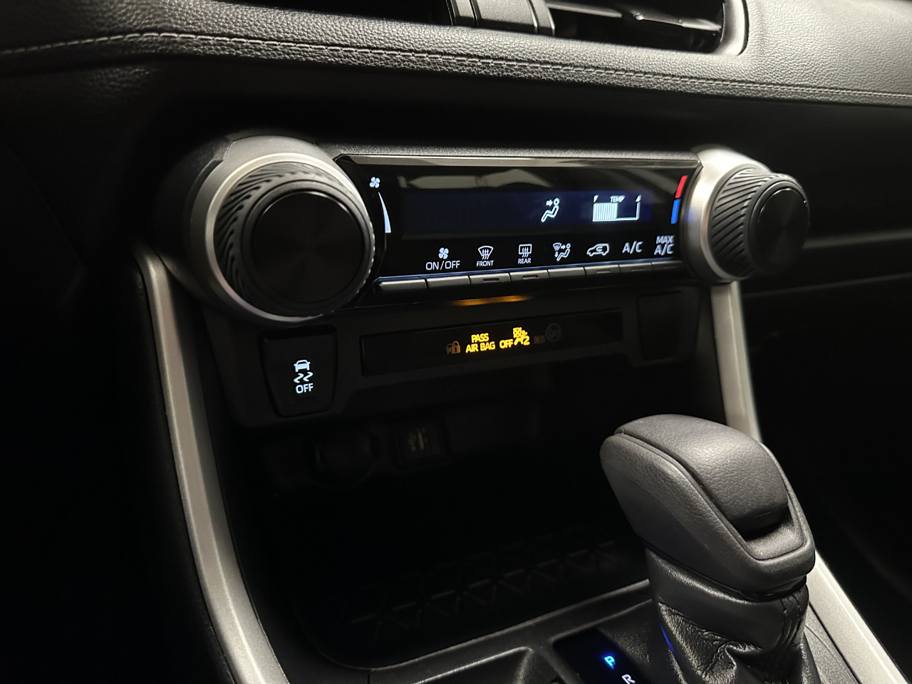 Toyota RAV4 LE FWD (Natl) 2023