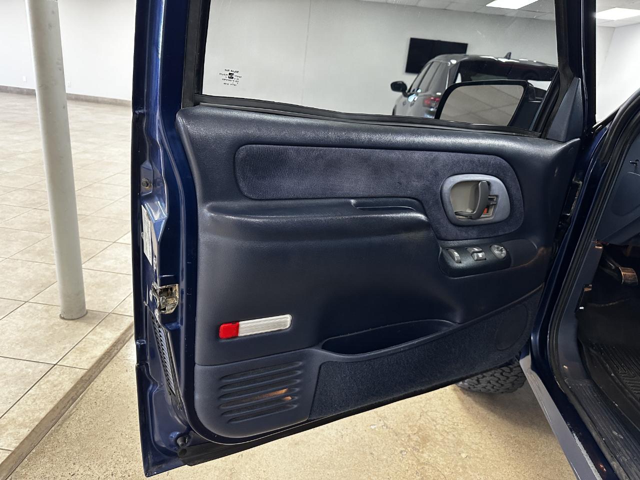 Chevrolet C/K 1500 Ext Cab 141.5" WB 4WD 1998