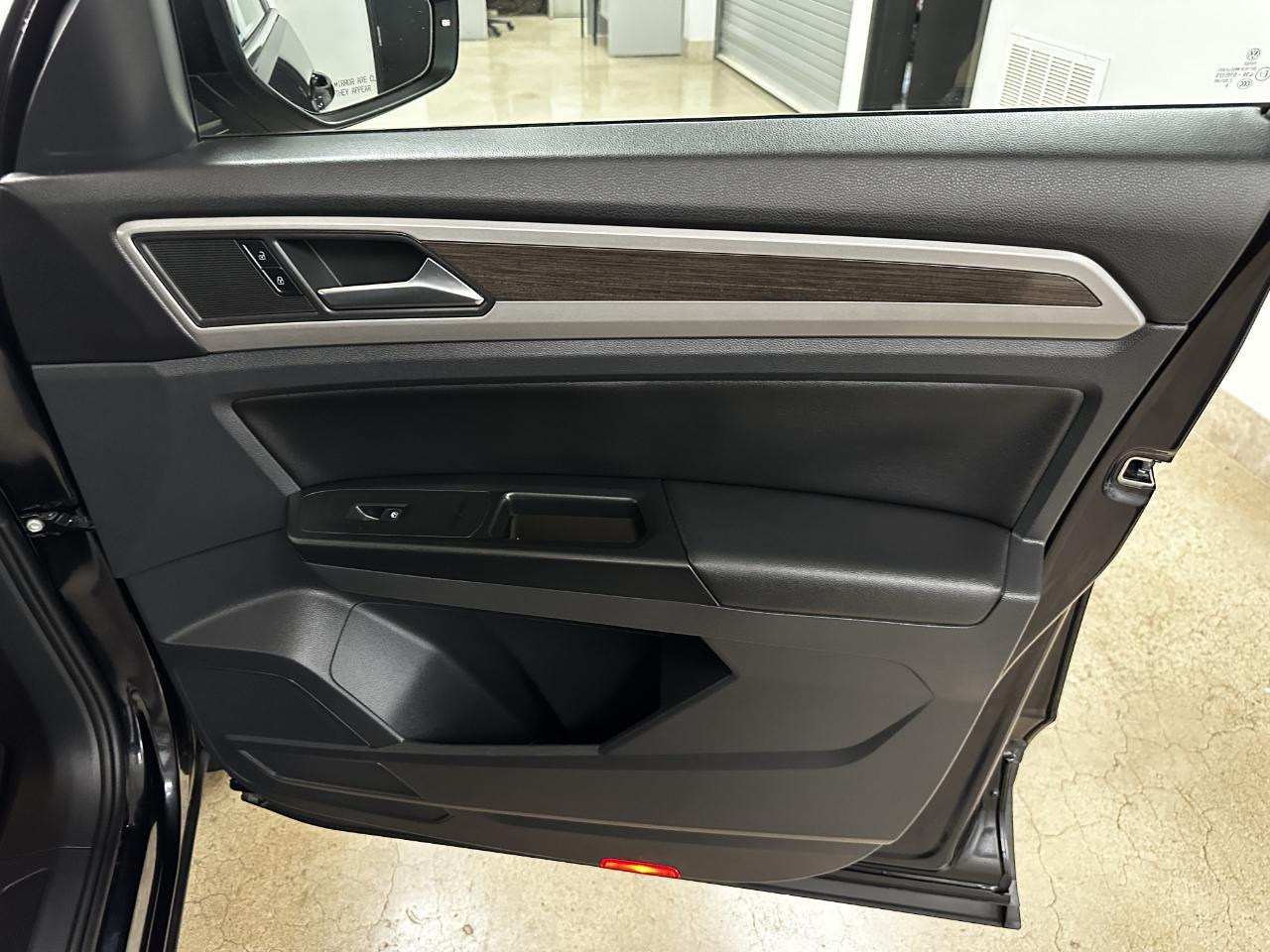 Volkswagen Atlas 2.0T SE w/Technology FWD 2020