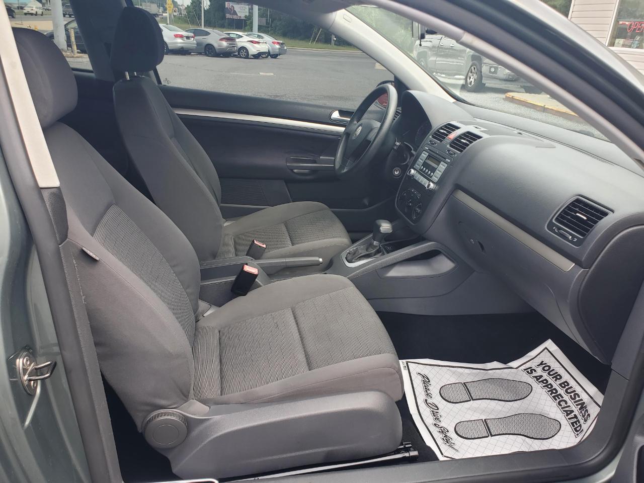 Volkswagen Rabbit 2-Door S 2008