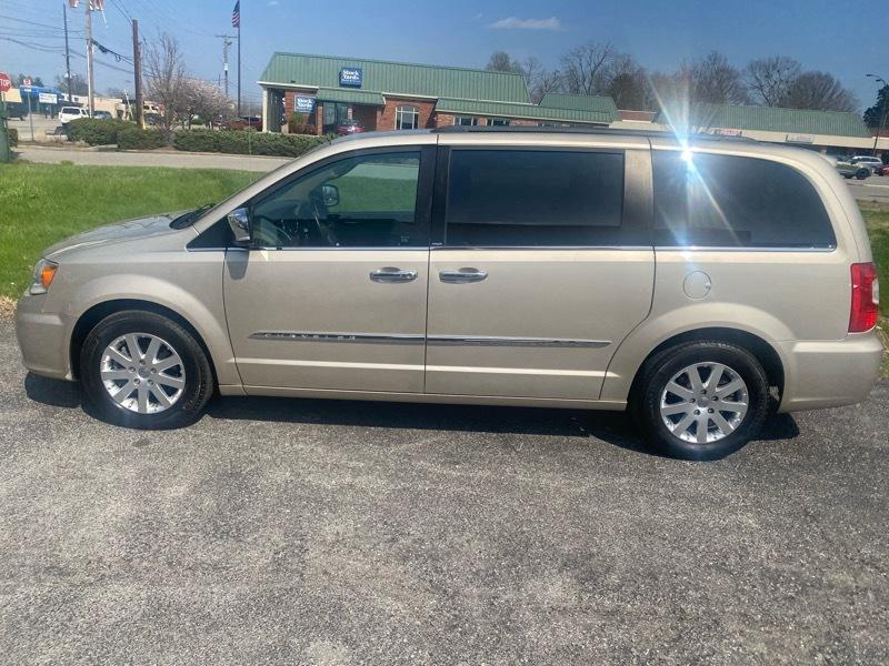 Chrysler Town & Country Touring-L 2012