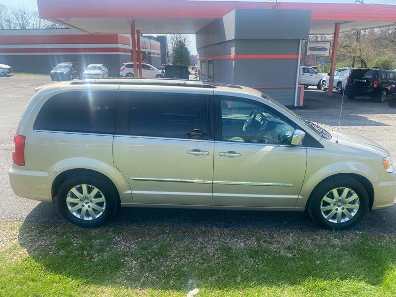 Chrysler Town & Country Touring-L 2012
