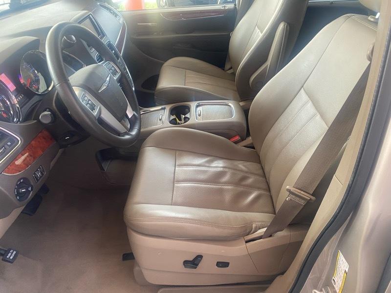 Chrysler Town & Country Touring-L 2012