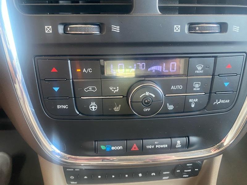 Chrysler Town & Country Touring-L 2012