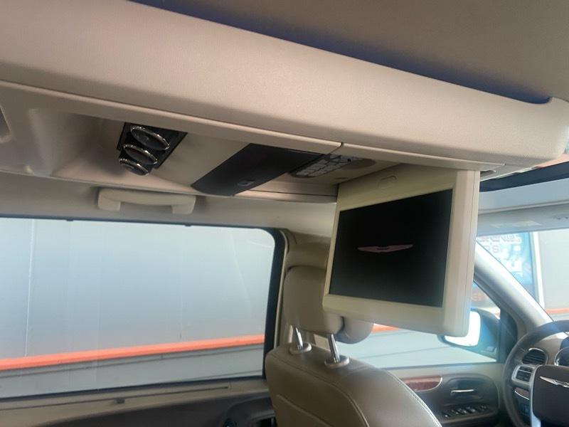 Chrysler Town & Country Touring-L 2012