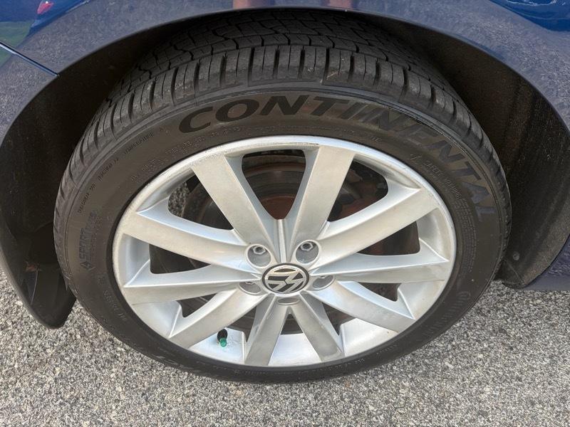 Volkswagen Jetta SportWagen 2.5L SE PZEV 2012