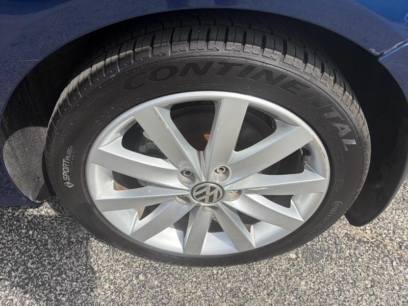 Volkswagen Jetta SportWagen 2.5L SE PZEV 2012