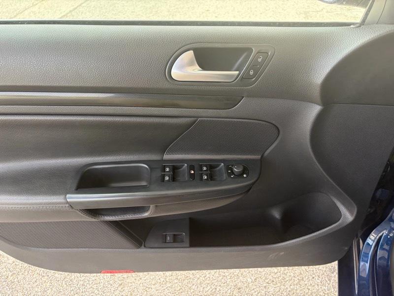 Volkswagen Jetta SportWagen 2.5L SE PZEV 2012