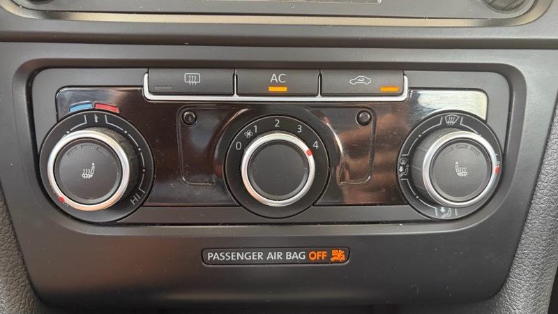 Volkswagen Jetta SportWagen 2.5L SE PZEV 2012