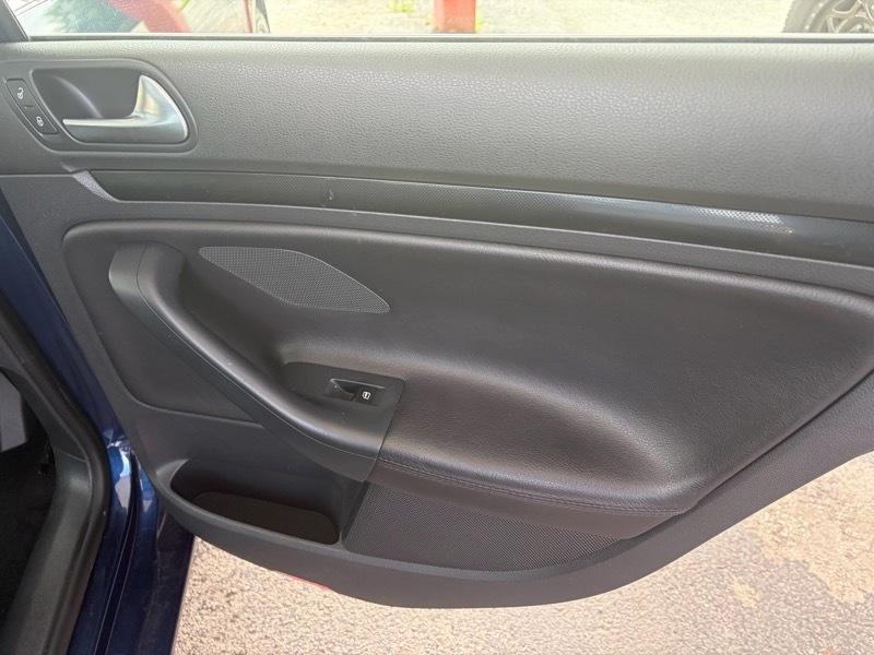 Volkswagen Jetta SportWagen 2.5L SE PZEV 2012