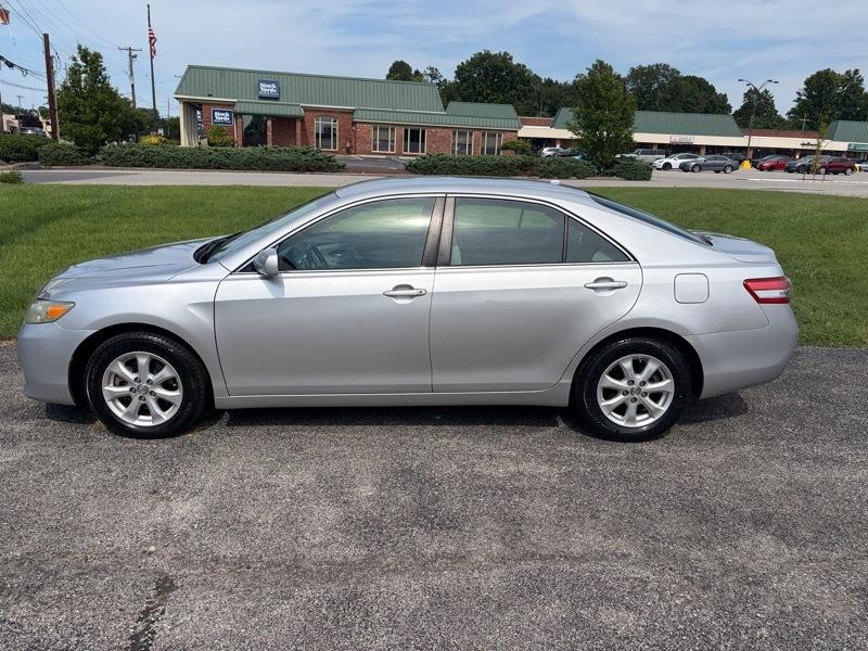 Toyota Camry 4dr Sedan LE 2011
