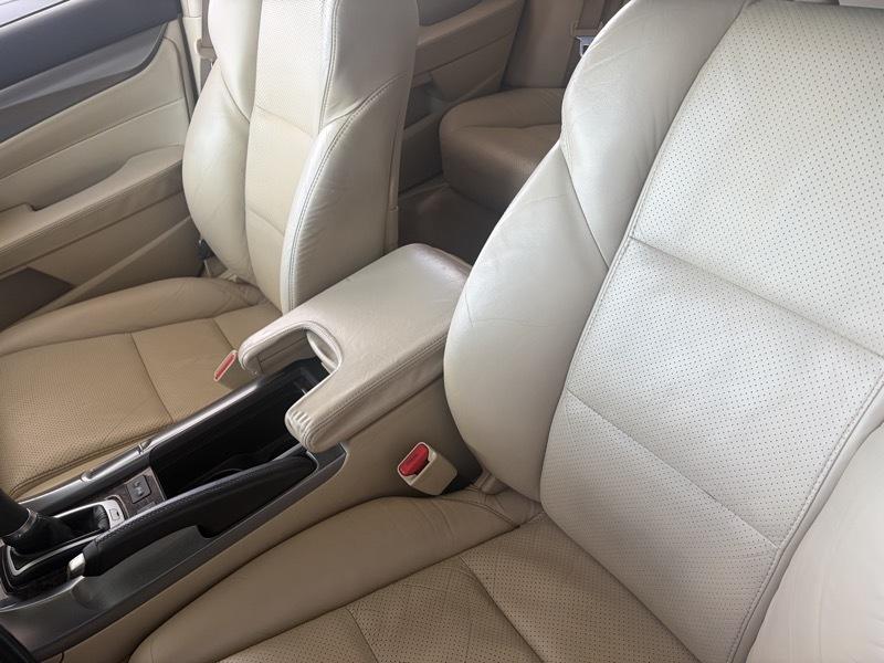 Acura TL 5-Speed AT with Tech Package 2010