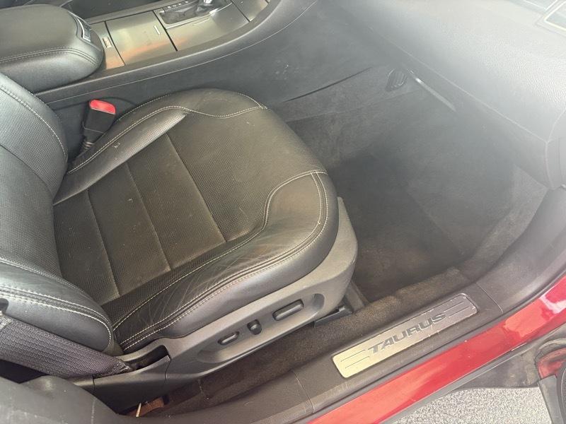 Ford Taurus Limited FWD 2012