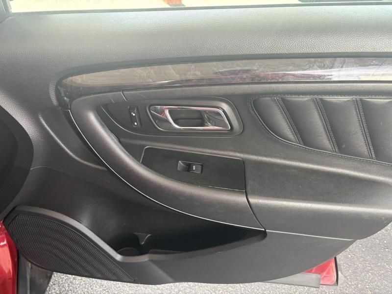 Ford Taurus Limited FWD 2012