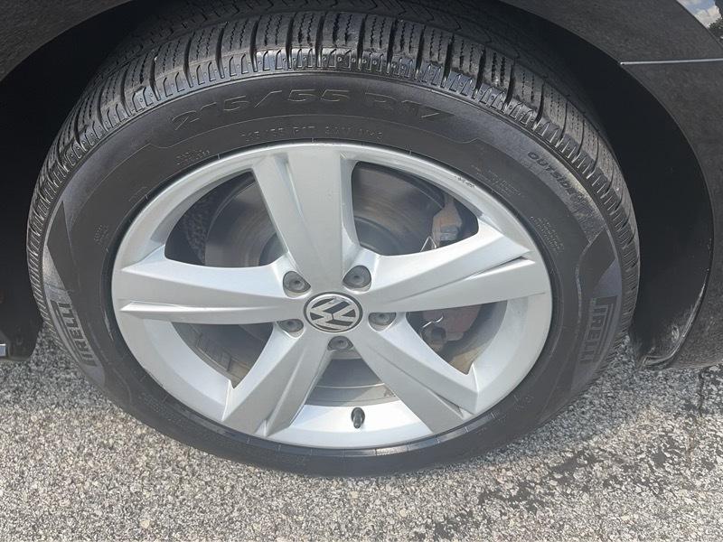 Volkswagen Passat 2.5L SE MT 2012