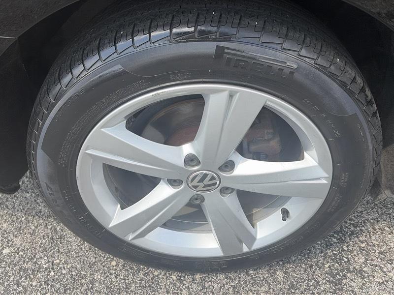 Volkswagen Passat 2.5L SE MT 2012