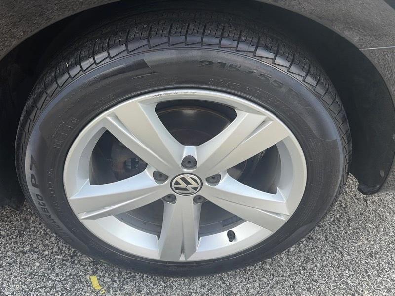 Volkswagen Passat 2.5L SE MT 2012