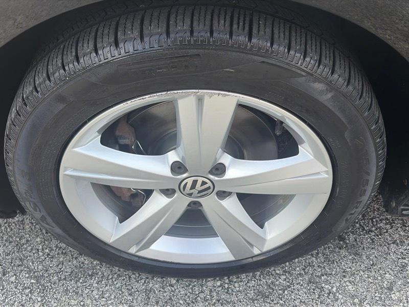 Volkswagen Passat 2.5L SE MT 2012