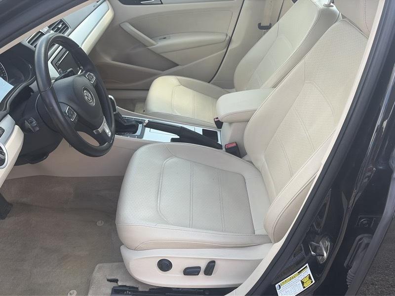 Volkswagen Passat 2.5L SE MT 2012