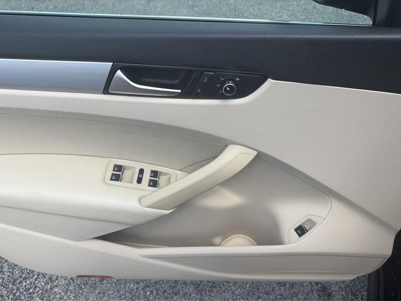 Volkswagen Passat 2.5L SE MT 2012