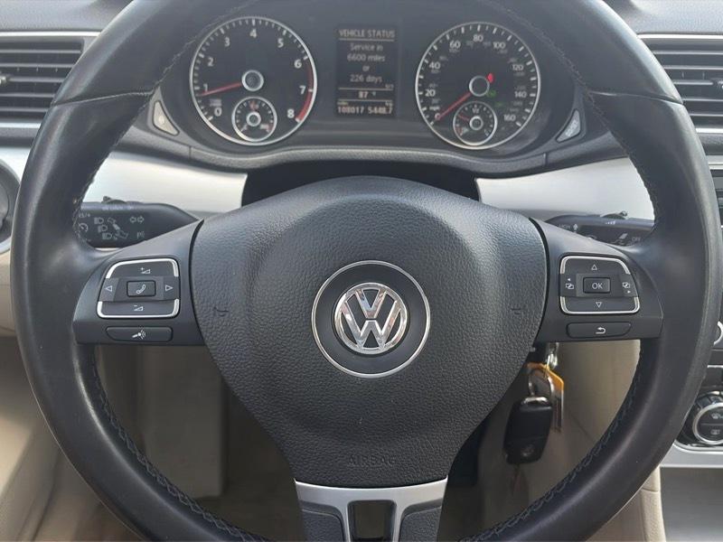 Volkswagen Passat 2.5L SE MT 2012