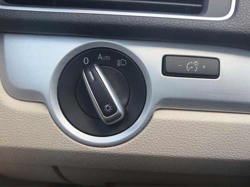 Volkswagen Passat 2.5L SE MT 2012