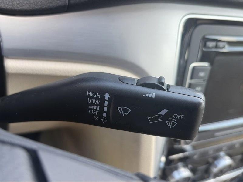 Volkswagen Passat 2.5L SE MT 2012