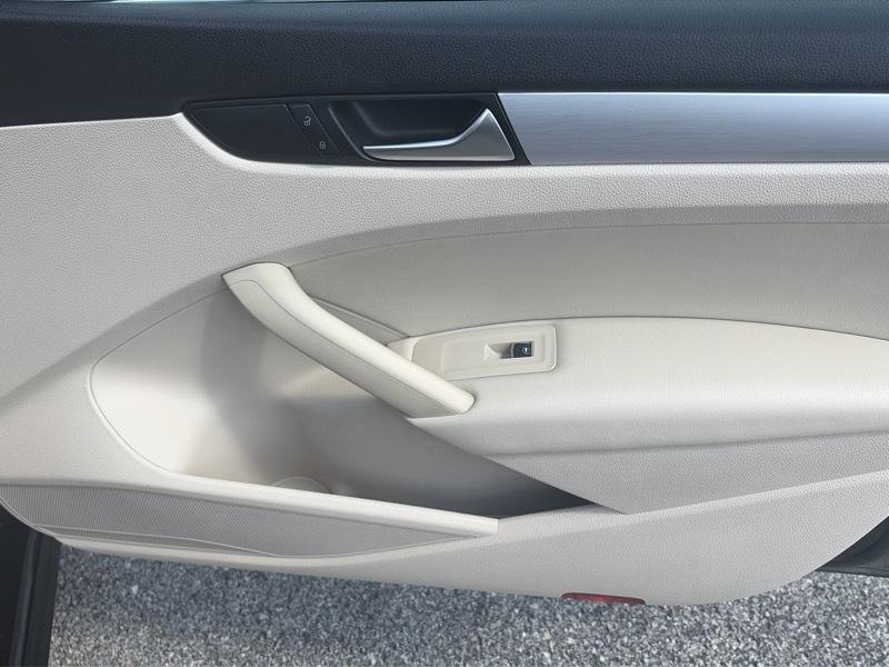 Volkswagen Passat 2.5L SE MT 2012