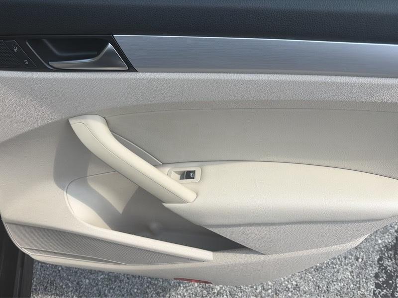 Volkswagen Passat 2.5L SE MT 2012