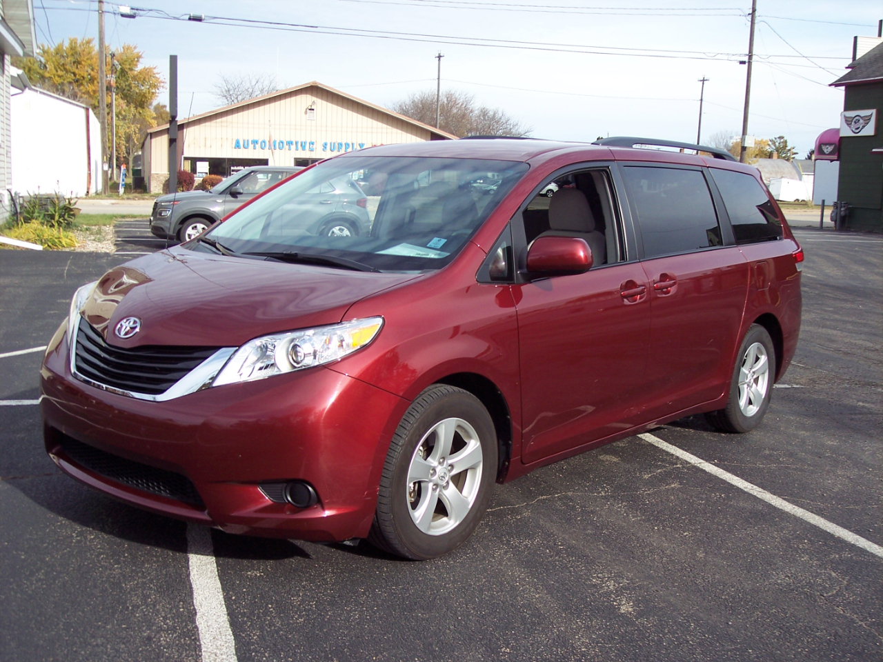 Toyota Sienna 5dr 7-Pass Van V6 LE FWD (Natl) 2013