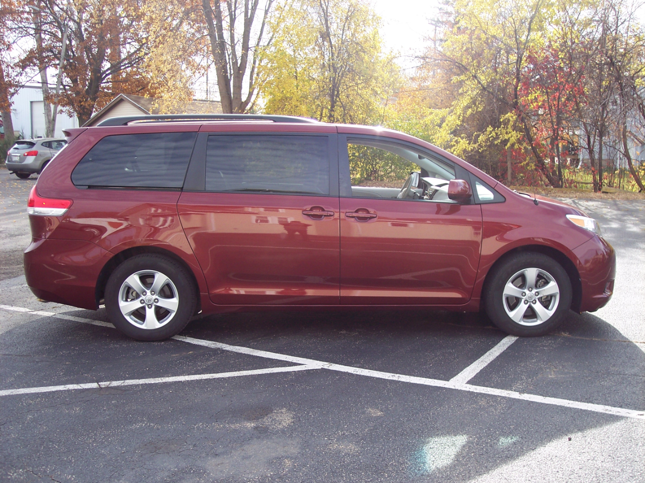 Toyota Sienna 5dr 7-Pass Van V6 LE FWD (Natl) 2013