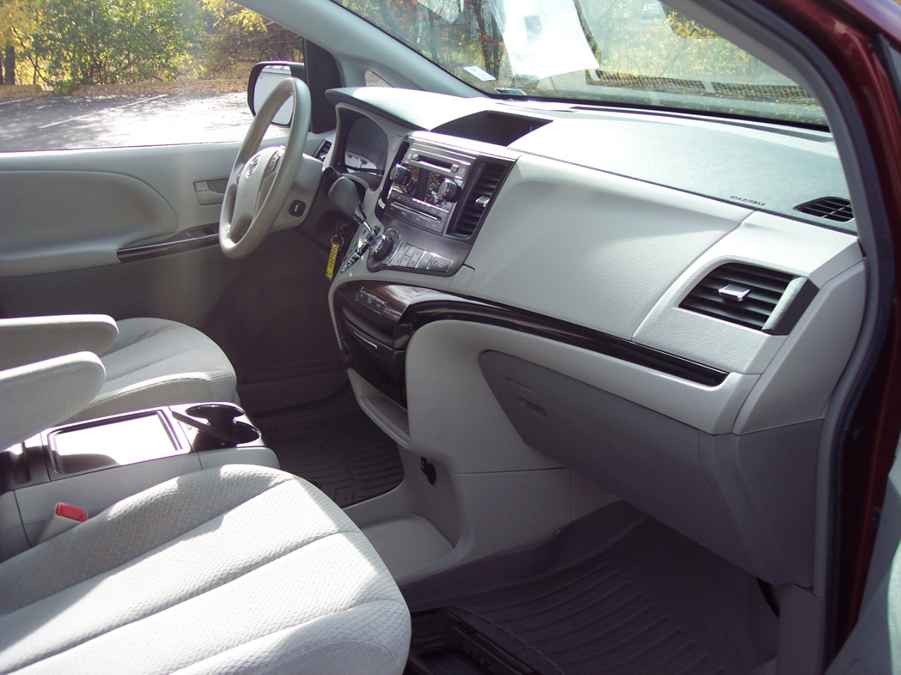 Toyota Sienna 5dr 7-Pass Van V6 LE FWD (Natl) 2013